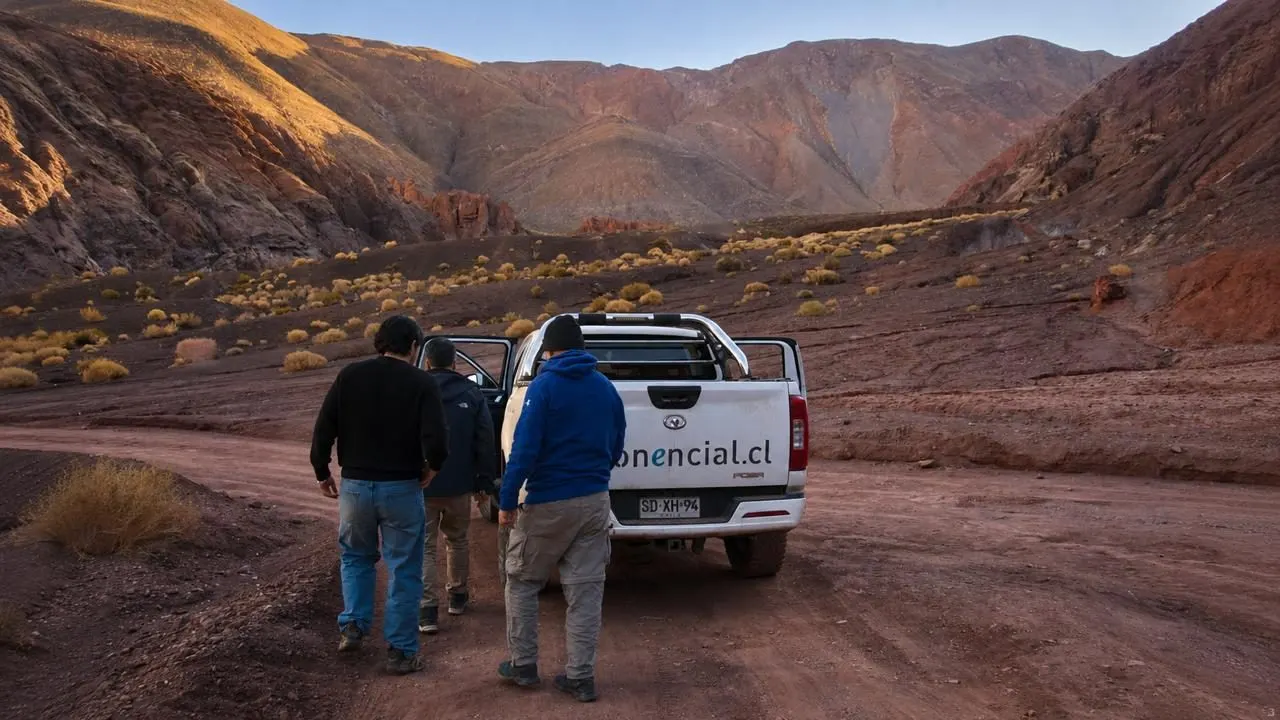 Equipo de Xponencial en terreno junto a la camioneta de la firma